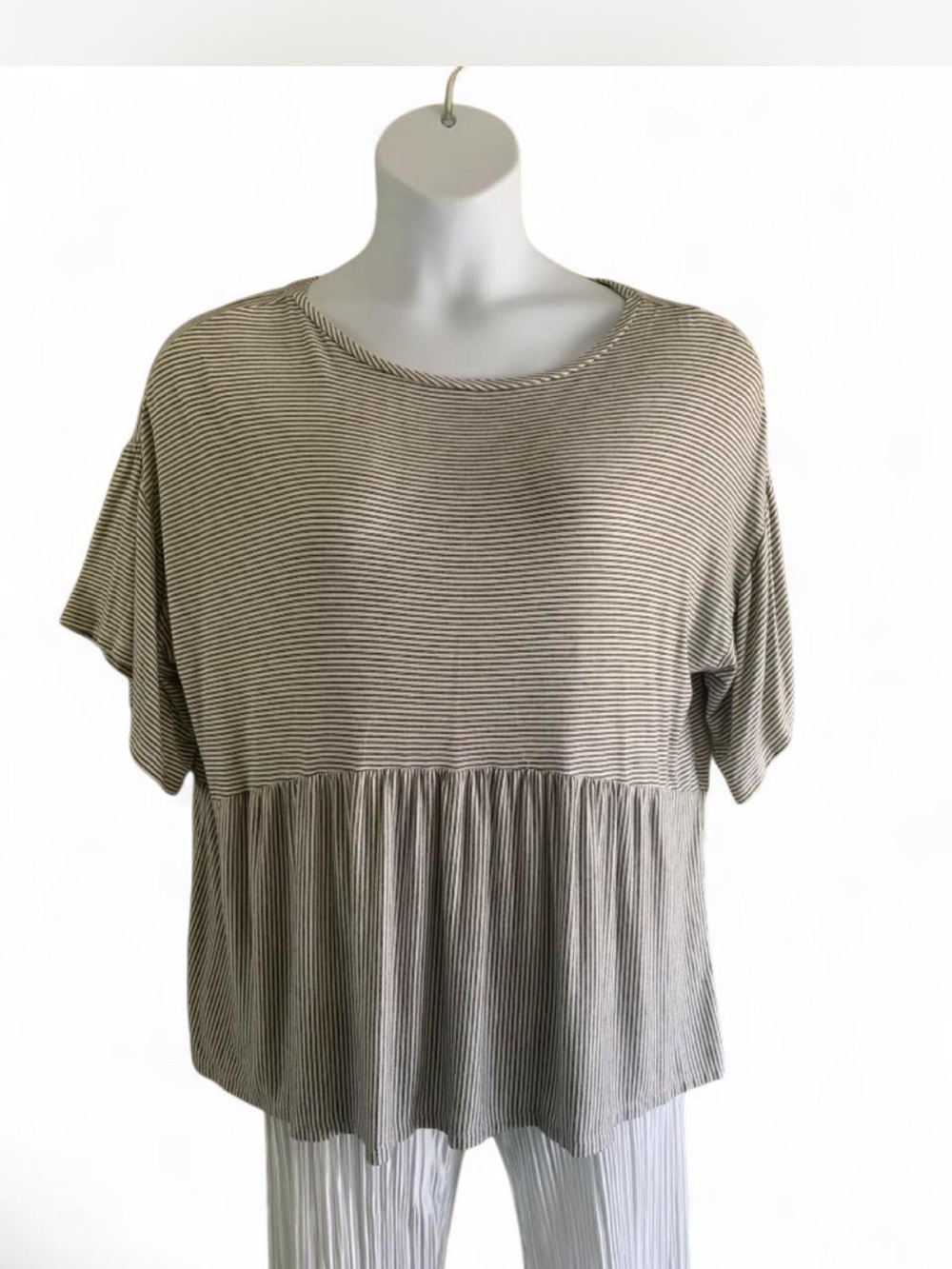 Oversized LOFT Striped Short-Sleeve Peplum Tunic in Grey and White size M
